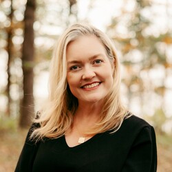 Portrait of Colleen Hoover